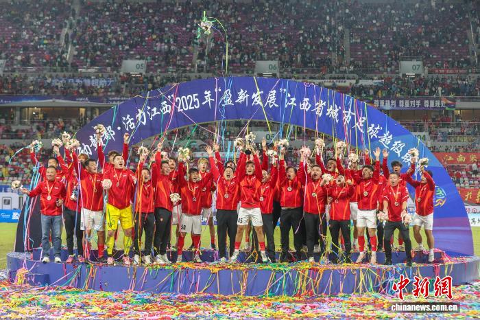 暴雨夜四万多名观众现场见证，赣州队以1-0击败