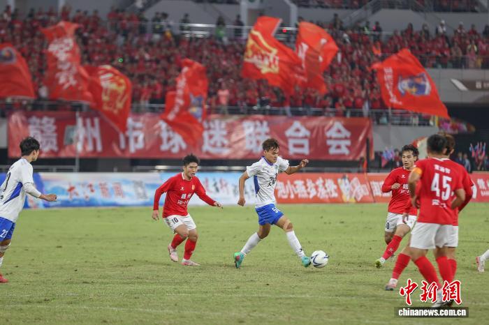 暴雨夜四万多名观众现场见证，赣州队以1-0击败