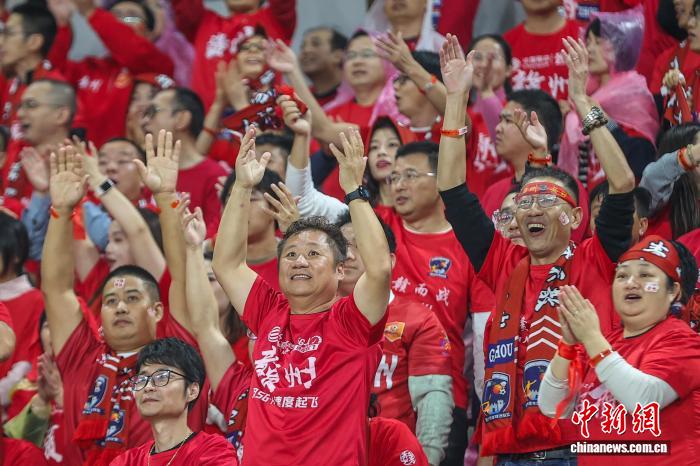 暴雨夜四万多名观众现场见证，赣州队以1-0击败