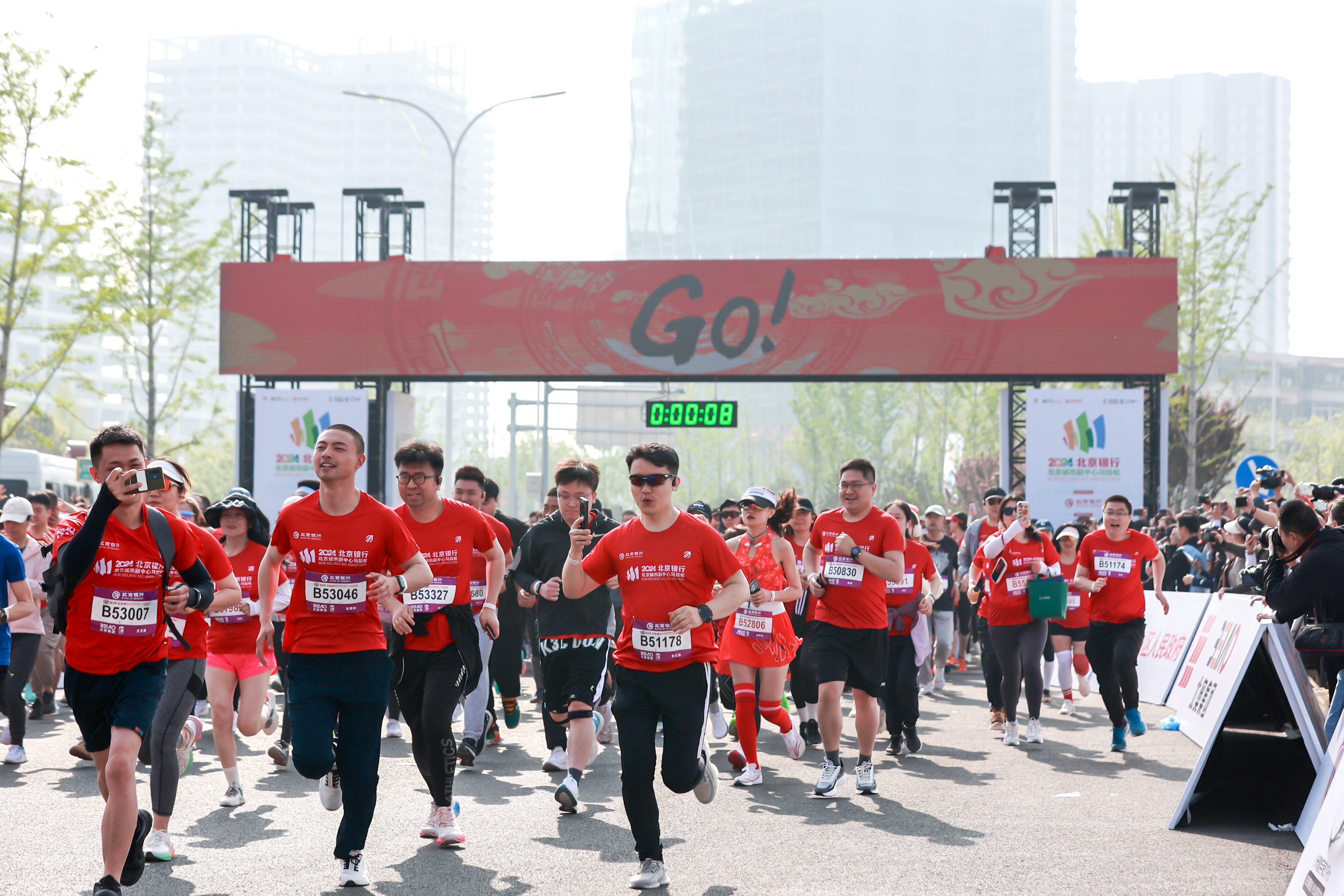 2024北京城市副中心马拉松赛万名选手竞逐运河文