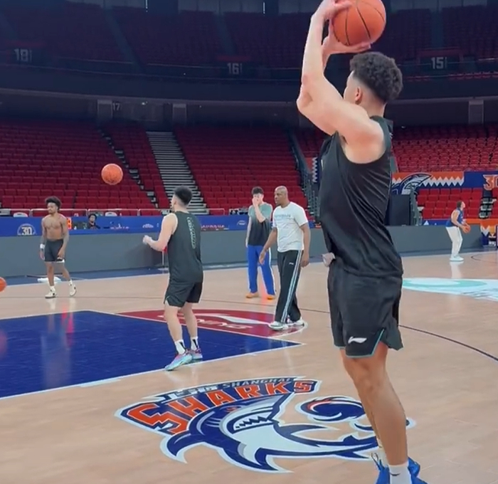 上海队全力备战广东队常规赛 内线优势成关键胜