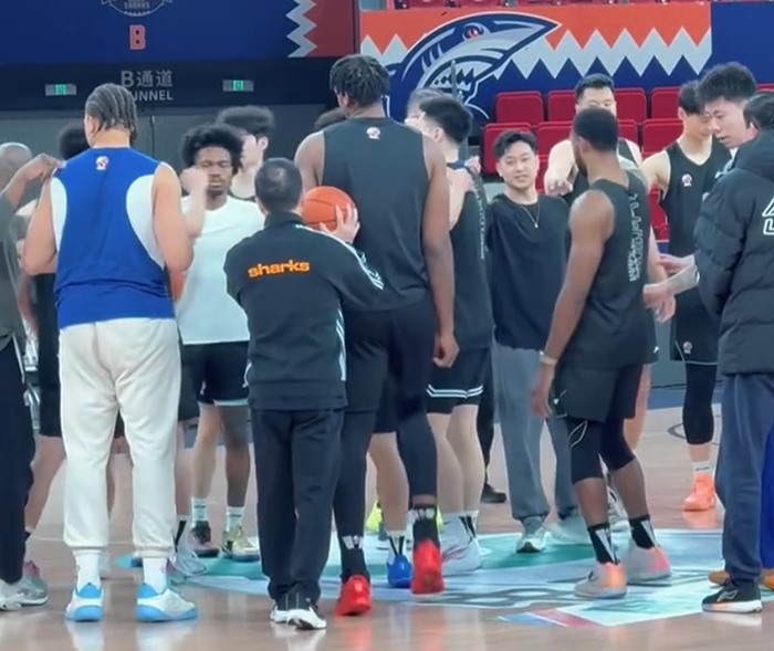 上海队全力备战广东队常规赛 内线优势成关键胜