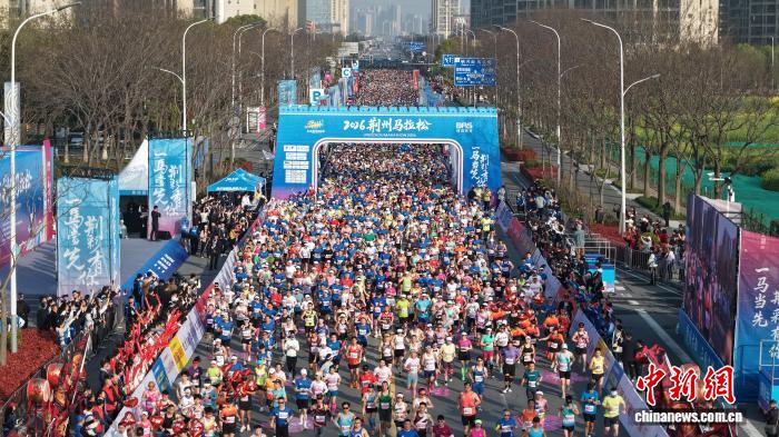 2026荆州马拉松鸣枪开跑 1.6万跑者沉浸式感受古城