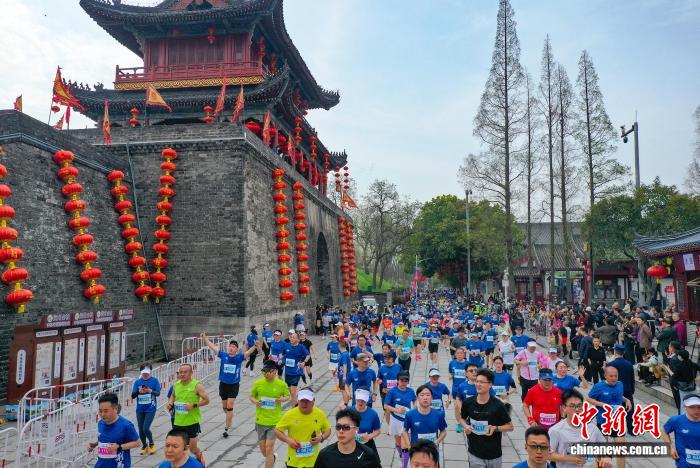 2026荆州马拉松鸣枪开跑 1.6万跑者沉浸式感受古城