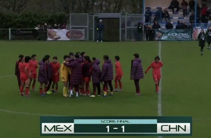 中国U16女足红牌争议下1-1战平墨西哥晋级决赛